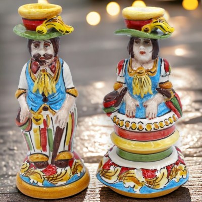 Ett par "Signorotti" lampor, i Caltagirone keramik, ca h 20 cm. barock och mångfärgad dekoration - 