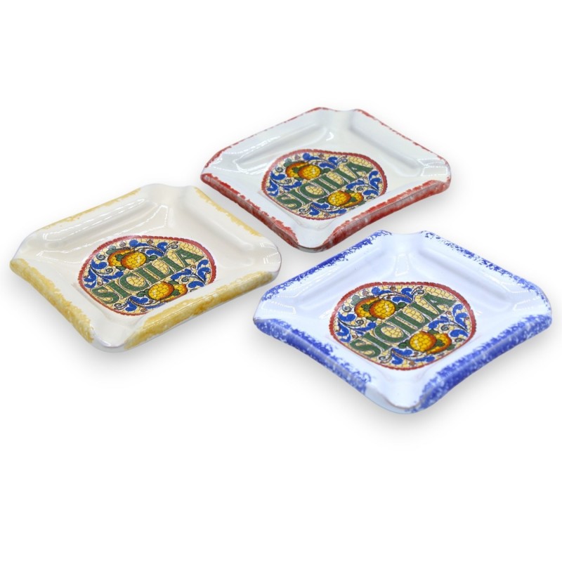 Popielniczka ceramiczna z dekoracją „Sicilia” i przypadkową majoliką, długość ok. 10 cm. (1 szt.) - 