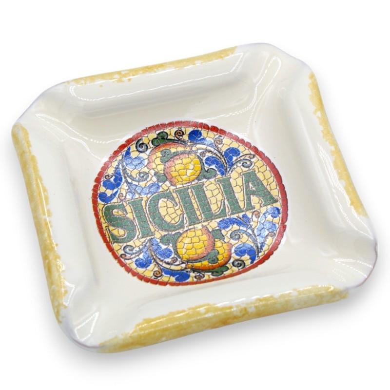 Posacenere in ceramica, con decoro "Sicilia" e maioliche casuali, L 10 cm ca. (1Unità) - 