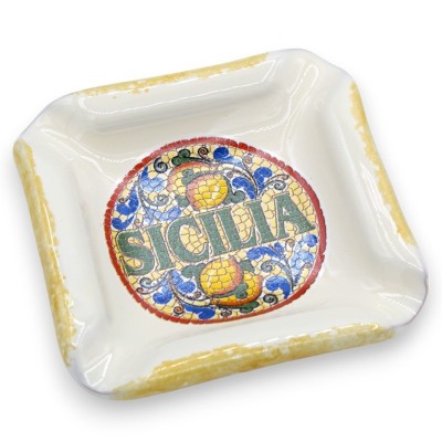 Posacenere in ceramica, con decoro "Sicilia" e maioliche casuali, L 10 cm ca. (1Unità) - 