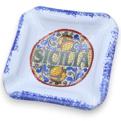 Posacenere in ceramica, con decoro "Sicilia" e maioliche casuali, L 10 cm ca. (1Unità) - 