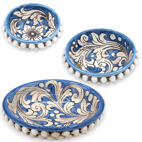 Caltagirone keramische Pigna schaal, verschillende afmetingen (1 st) Antiek blauw met witte barokdecoratie - 