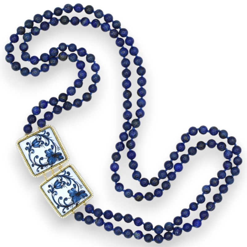 Collana doppia L 75 cm circa, con lapislazzuli e mattonelline in pietra lavica e ceramica di Caltagirone - 
