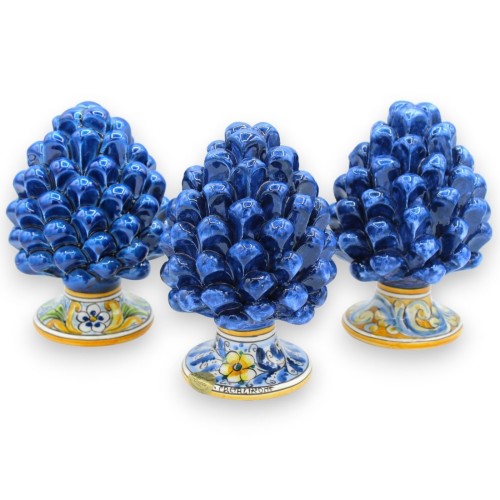 Siciliaanse dennenappel Caltagirone, h ca. 15 cm. (1 stuk) Antiekblauwe kleur met penseelstreken, willekeurige stengelde