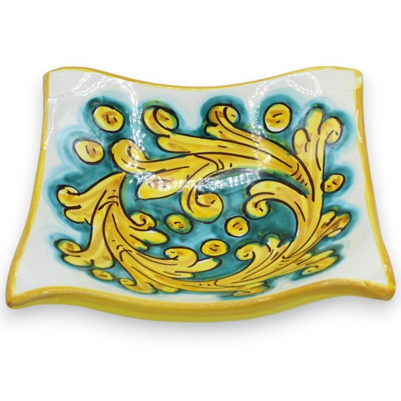 Esvaziador de bolso para lenço de cerâmica Caltagirone, C 17 x 17 x h 6 cm aprox. Decoração barroca sobre fundo verdete 