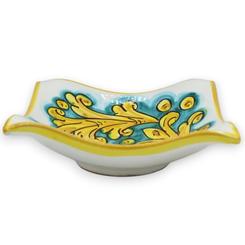 Caltagirone keramiska näsduksfickor, L 17 x 17 x h 6 cm ca. Barockdekor på ärgfärgad bakgrund -  2