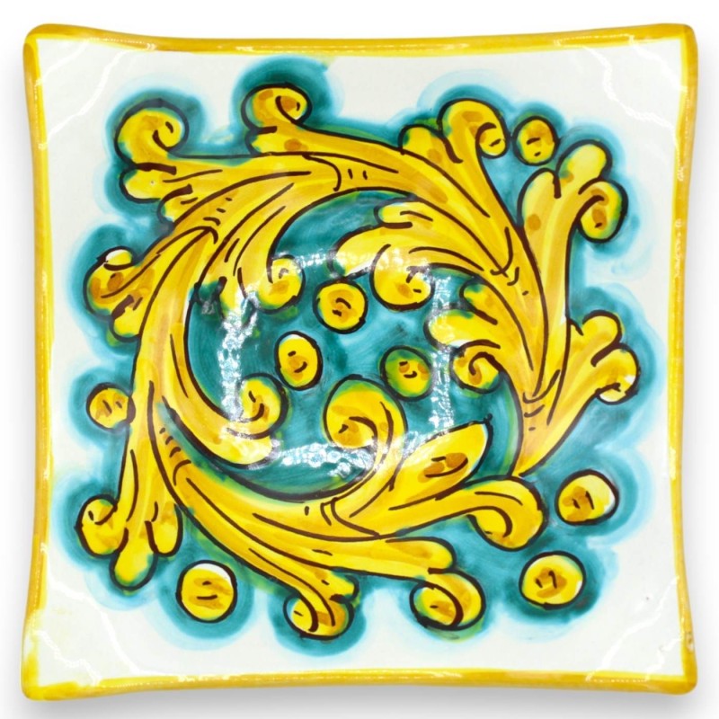Esvaziador de bolso para lenço de cerâmica Caltagirone, C 17 x 17 x h 6 cm aprox. Decoração barroca sobre fundo verdete 