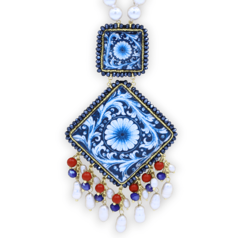 Collana con Perle naturali e inserti di mattonelline in pietra lavica e maioliche siciliane, L 65 + 9 cm ca. - 