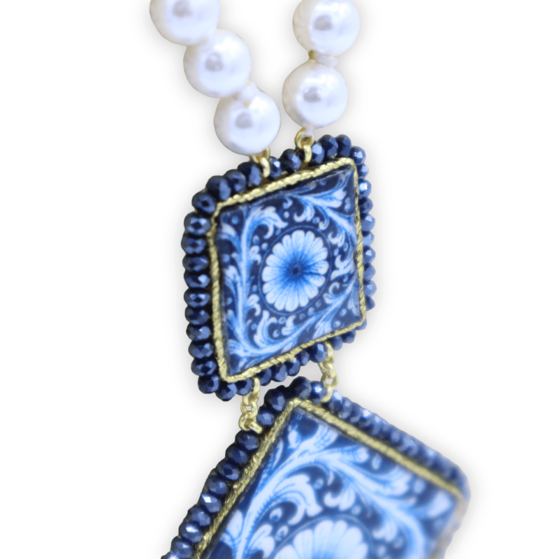 Collana con Perle naturali e inserti di mattonelline in pietra lavica e maioliche siciliane, L 65 + 9 cm ca. - 