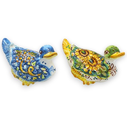 Caltagirone keramische vrijstaande eendjes, h ca. 13 x 20 cm. (1 st) diverse decoraties - 