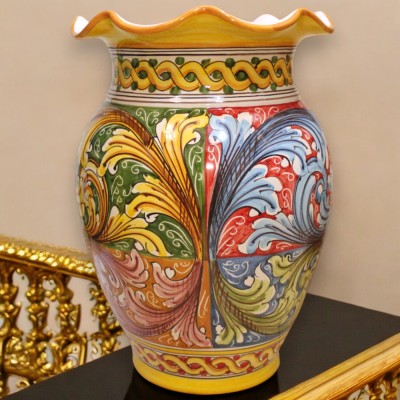Glasvase mit Wellenschliff, ca. H 40 x Ø 28 cm. Caltagirone-Keramik mit barockem Mehrfarben- und Zopfdekor - 