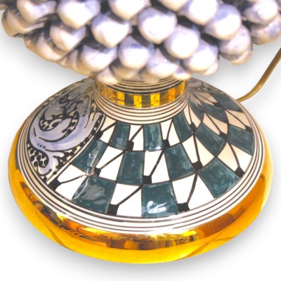 Perforierte Pigna-Lampe, Caltagirone-Keramik, ca. 50 cm hoch. Antikblauer, moderner Dekorationsstiel, 24-Karat-Gold-Emai