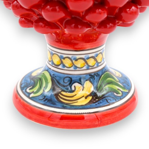 Pomme de pin sicilienne en céramique de Caltagirone, rouge 2 options de taille (1pc) Tige décoration baroque sur fond bl 2