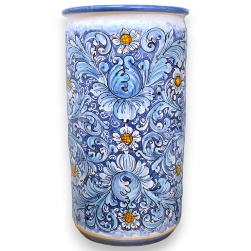 Cilindrische paraplubak van Siciliaans keramiek, ca. h 50 cm. barokdecoratie met bloemen op een blauwe en turquoise acht