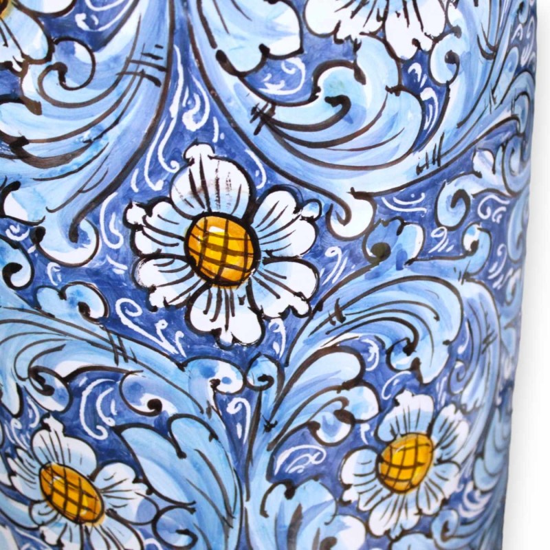 Paragüero cilíndrico de cerámica siciliana, altura 50 cm aprox. decoración barroca con flores sobre fondo azul y turques