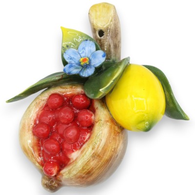 Bündel mit Komposition aus Granatapfel, Zitrone und Blättern aus feiner Keramik – H ca. 15 x 15 cm. - 