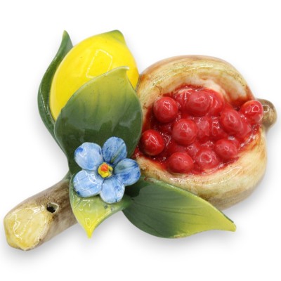 Bündel mit Komposition aus Granatapfel, Zitrone und Blättern aus feiner Keramik – H ca. 15 x 15 cm. - 