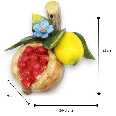 Bündel mit Komposition aus Granatapfel, Zitrone und Blättern aus feiner Keramik – H ca. 15 x 15 cm. - 