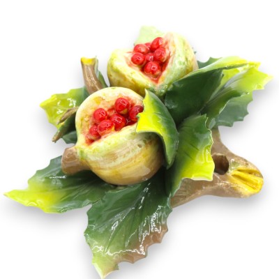 Bundel met compositie van granaatappels en bladeren in fijn keramiek - ca. h 16 x 20 cm. - 