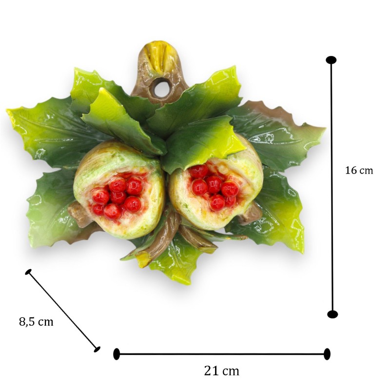 Bundel met compositie van granaatappels en bladeren in fijn keramiek - ca. h 16 x 20 cm. - 