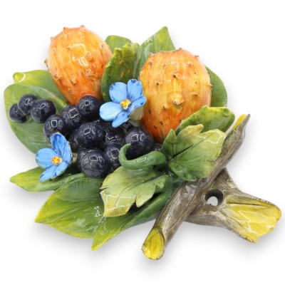 Faisceau avec composition de figues de Barbarie, raisins, feuilles et fleurs en céramique fine, h 25 x 18 cm environ. - 
