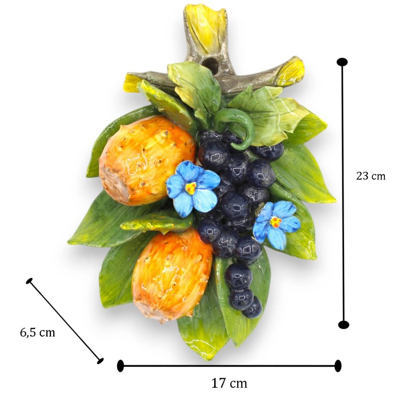 Faisceau avec composition de figues de Barbarie, raisins, feuilles et fleurs en céramique fine, h 25 x 18 cm environ. - 