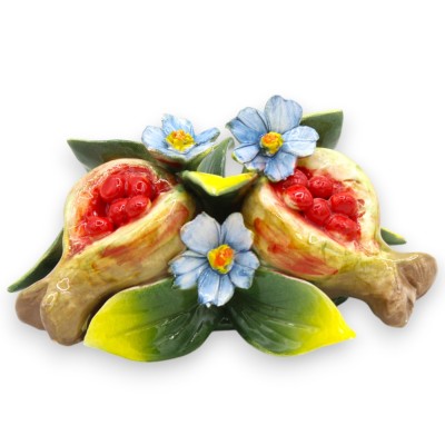 Bundel met compositie van granaatappels, bloemen en bladeren in fijn keramiek - ca. h 9 x 13 cm. - 