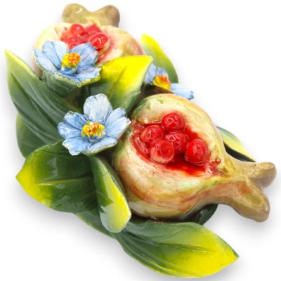 Bundel met compositie van granaatappels, bloemen en bladeren in fijn keramiek - ca. h 9 x 13 cm. - 