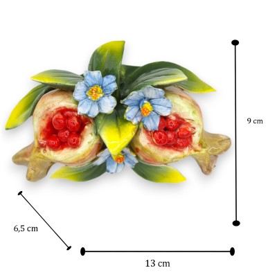 Bundel met compositie van granaatappels, bloemen en bladeren in fijn keramiek - ca. h 9 x 13 cm. - 