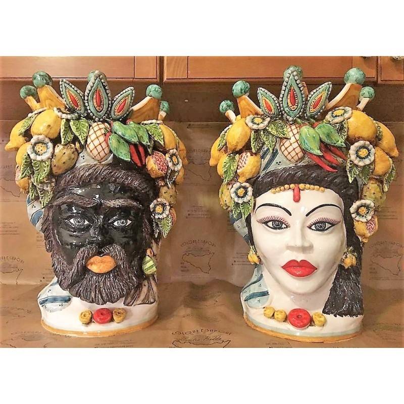 Par de cabezas de Moro en cerámica de Caltagirone - h 50 cm aprox. Con corona y aplicaciones de frutas y flores. - 