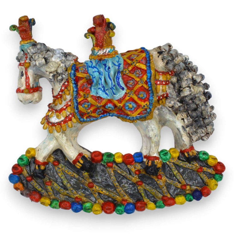 Cheval de char sicilien en céramique sicilienne - L 30 x h 28 cm environ. avec applications et décorations en relief MOD