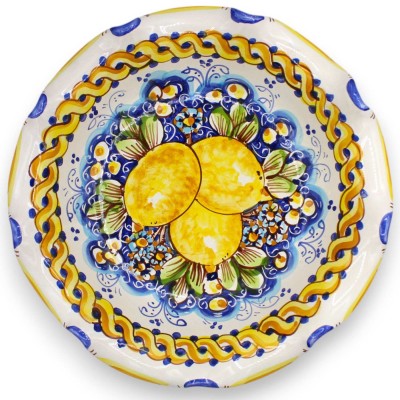 Geschulpte fruitschaal als middelpunt, Caltagirone-keramiek, 4 maatopties (1 stuk) Citroenen en touwdecoratie op een bla