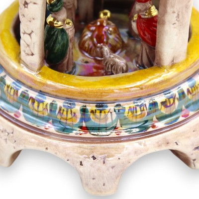 Barocke Kuppelkrippe, Caltagirone-Keramik, H ca. 22 cm. 24-karätiges reines Gold und Perlmutt-Emaille - 