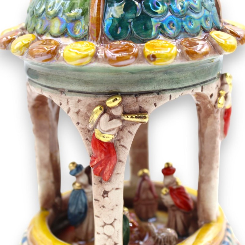 Barokowa szopka kopułowa, ceramika Caltagirone, wys. ok. 22 cm. Emalia z 24-karatowego czystego złota i masy perłowej - 