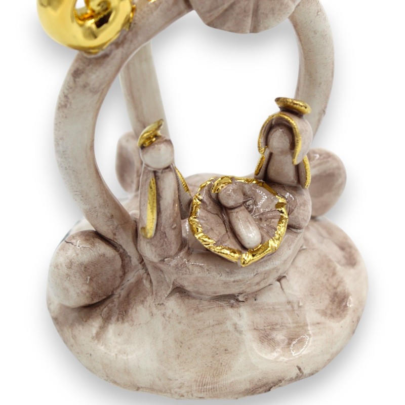 Krippe aus Caltagirone-Keramik – ca. 11 cm hoch und 8 cm lang. Antikweiß, 24-karätige Emaille-Details aus reinem Gold - 