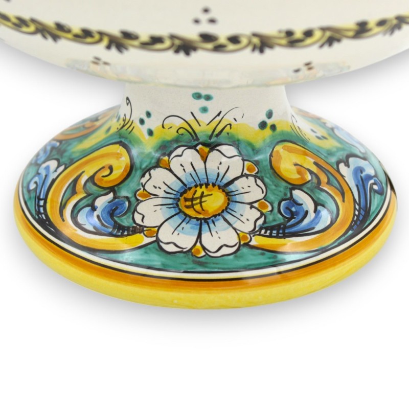 Fruitschaal met schulprand als middelpunt, keramiek van Caltagirone, 4 maten (1 stuk) Barokke decoratie, groene achtergr