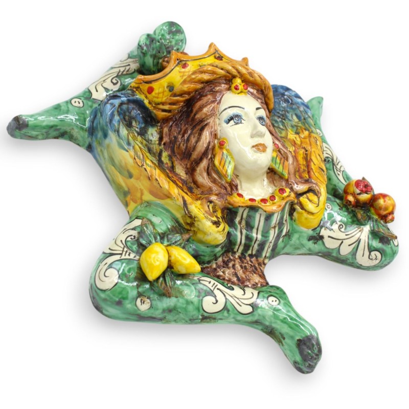 Trinacria aus Caltagirone-Keramik, H ca. 32 x 32 cm. grüner Hintergrund, mit Krone und Applikationen - 
