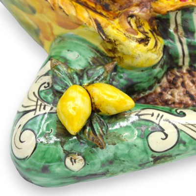 Trinacria aus Caltagirone-Keramik, H ca. 32 x 32 cm. grüner Hintergrund, mit Krone und Applikationen - 