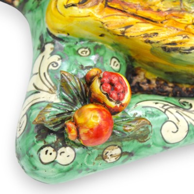 Trinacria aus Caltagirone-Keramik, H ca. 32 x 32 cm. grüner Hintergrund, mit Krone und Applikationen - 