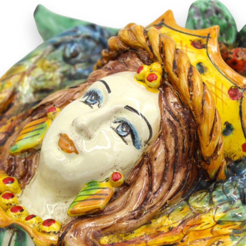 Trinacria aus Caltagirone-Keramik, H ca. 32 x 32 cm. grüner Hintergrund, mit Krone und Applikationen - 