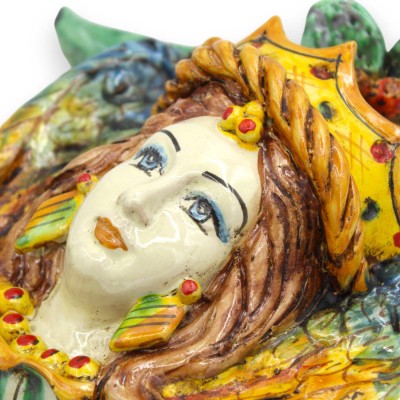 Trinacria aus Caltagirone-Keramik, H ca. 32 x 32 cm. grüner Hintergrund, mit Krone und Applikationen - 