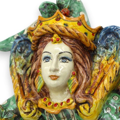 Trinacria aus Caltagirone-Keramik, H ca. 32 x 32 cm. grüner Hintergrund, mit Krone und Applikationen - 