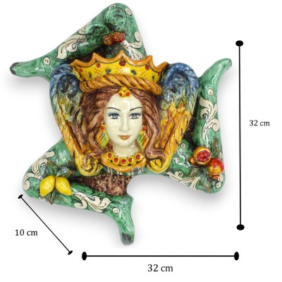 Trinacria aus Caltagirone-Keramik, H ca. 32 x 32 cm. grüner Hintergrund, mit Krone und Applikationen - 