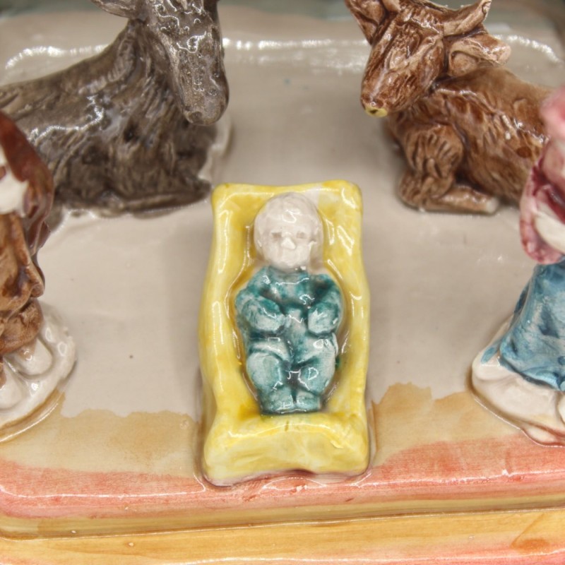 Belén cabaña h 23 x 20 cm aprox. Cerámica Caltagirone, decoraciones en relieve y aplicaciones MD2. -  Belén cabaña h 23 x 20 cm aprox. Cerámica Caltagirone, decoraciones en relieve y aplicaciones MD2. -