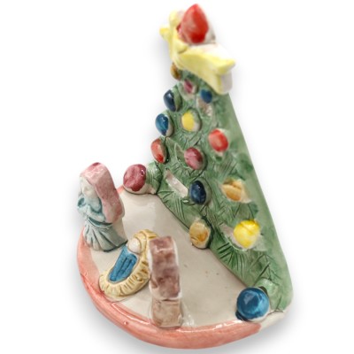 Belén en árbol perforado, alto 14 x ancho 12 cm aprox. Cerámica Caltagirone, decoraciones en relieve y aplicaciones MD3.