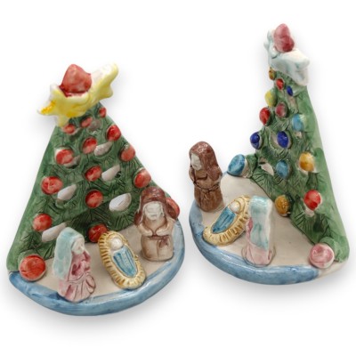 Belén en árbol perforado, alto 14 x ancho 12 cm aprox. Cerámica Caltagirone, decoraciones en relieve y aplicaciones MD3.