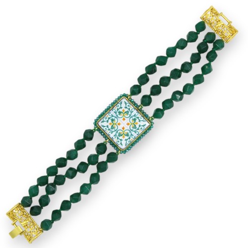 Handgemaakte armband met drievoudige streng groene agaat, ongeveer L 20 cm. lavasteentegel en groene majolica -  2