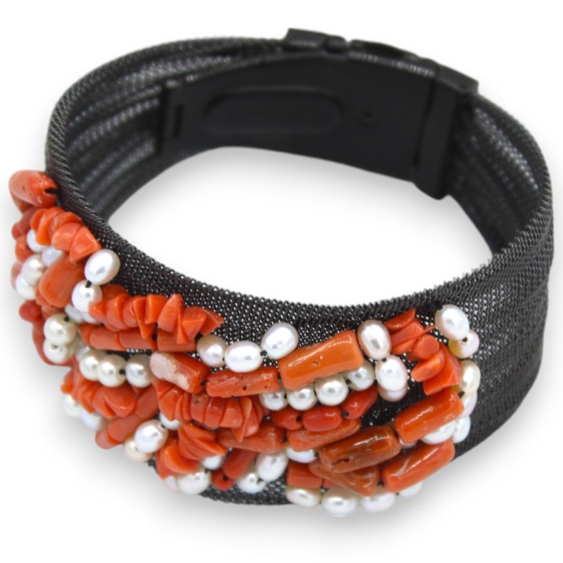 Pulseira artesanal, C aprox. 24 cm. Aplicações em aço inoxidável preto, coral e pérolas naturais - 