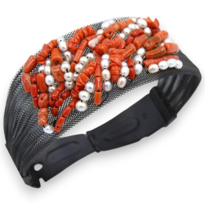 Pulseira artesanal, C aprox. 24 cm. Aplicações em aço inoxidável preto, coral e pérolas naturais - 