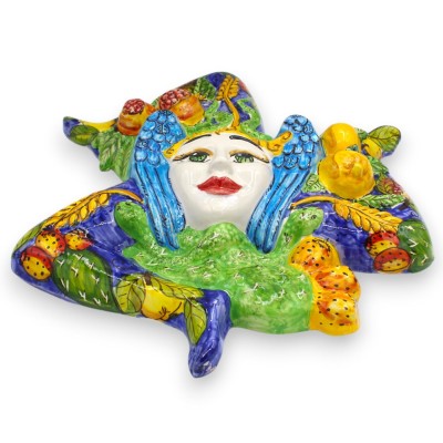 Trinacria de cerámica siciliana decorada a mano, de aprox. 42 cm de altura. Fondo azul y decoraciones en relieve. - 